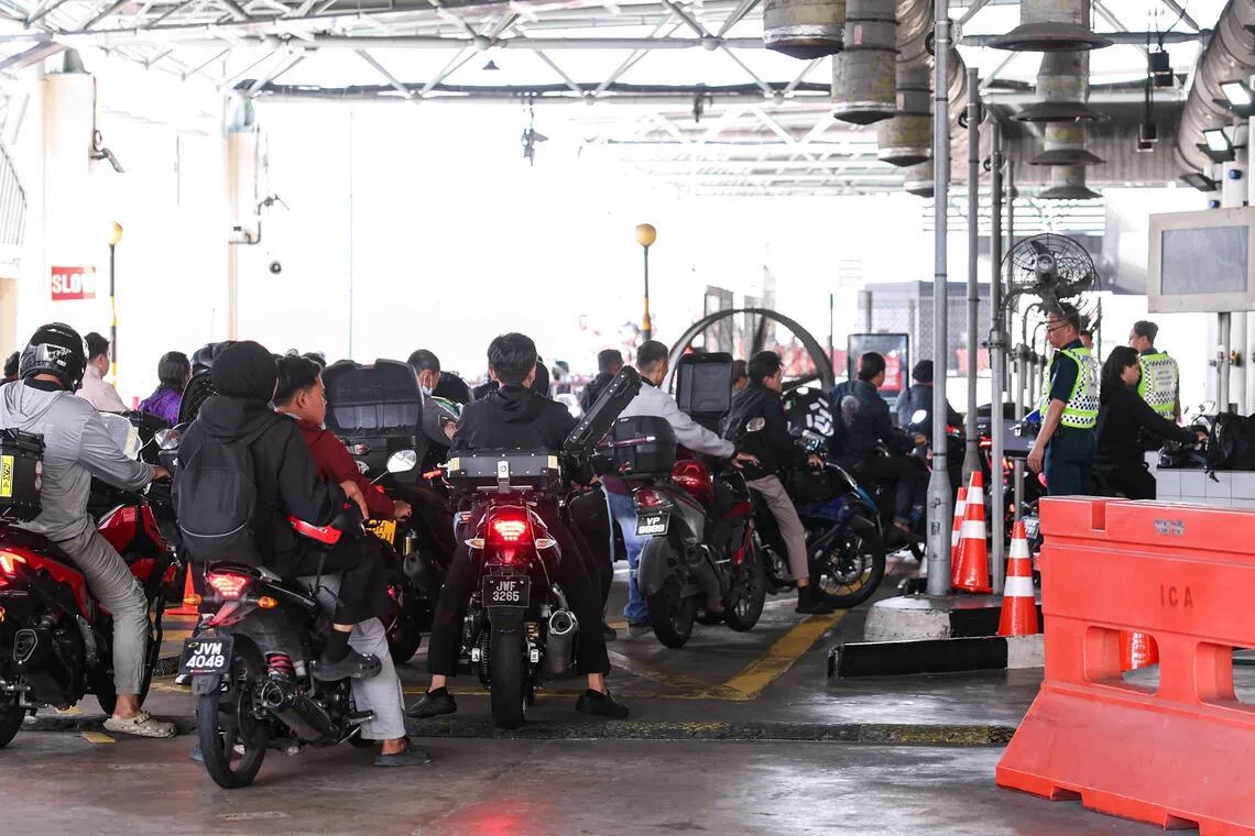ICA said that heavy traffic is expected at Singapore’s land checkpoints during the upcoming Labour Day long weekend, from April 30 to May 3.