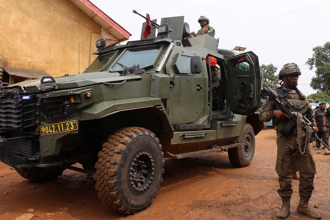 FILE PHOTO: Congolese soldiers from the Armed Forces of the Democratic Republic of the Congo (FARDC) keep guard during a visit by Minister of Defense Guy Kabombo Muadiamvita and military governor Major General Somo Kakule Evariste in Beni territory, in North Kivu province in the Democratic Republic of Congo February 10, 2025. REUTERS/Gradel Muyisa Mumbere/File Photo