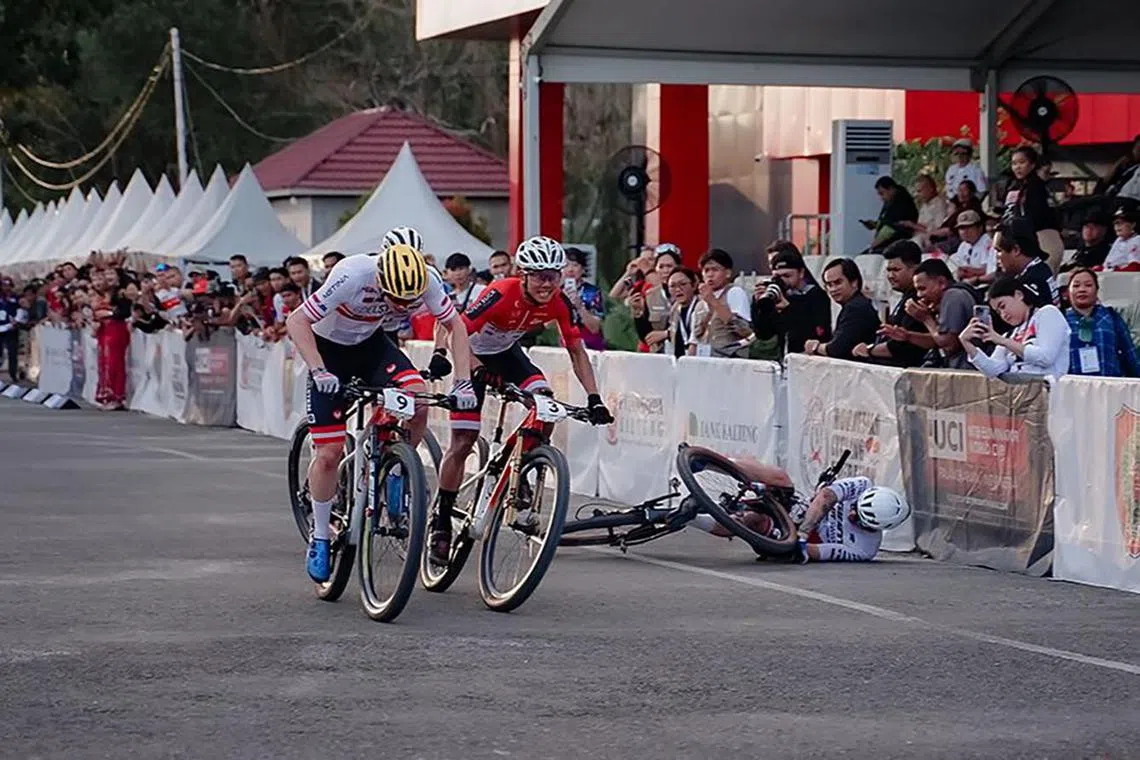 Riyadh Hakim (centre) clinched silver at the MTB World Cup in Indonesia after second leg winner Lorenzo Serres crashed out of the gate.