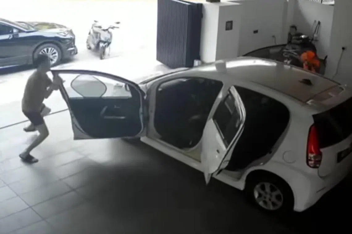 Two men who broke into a house in Malaysia are seen fighting with a man, reportedly the owner, as they attempt to escape.