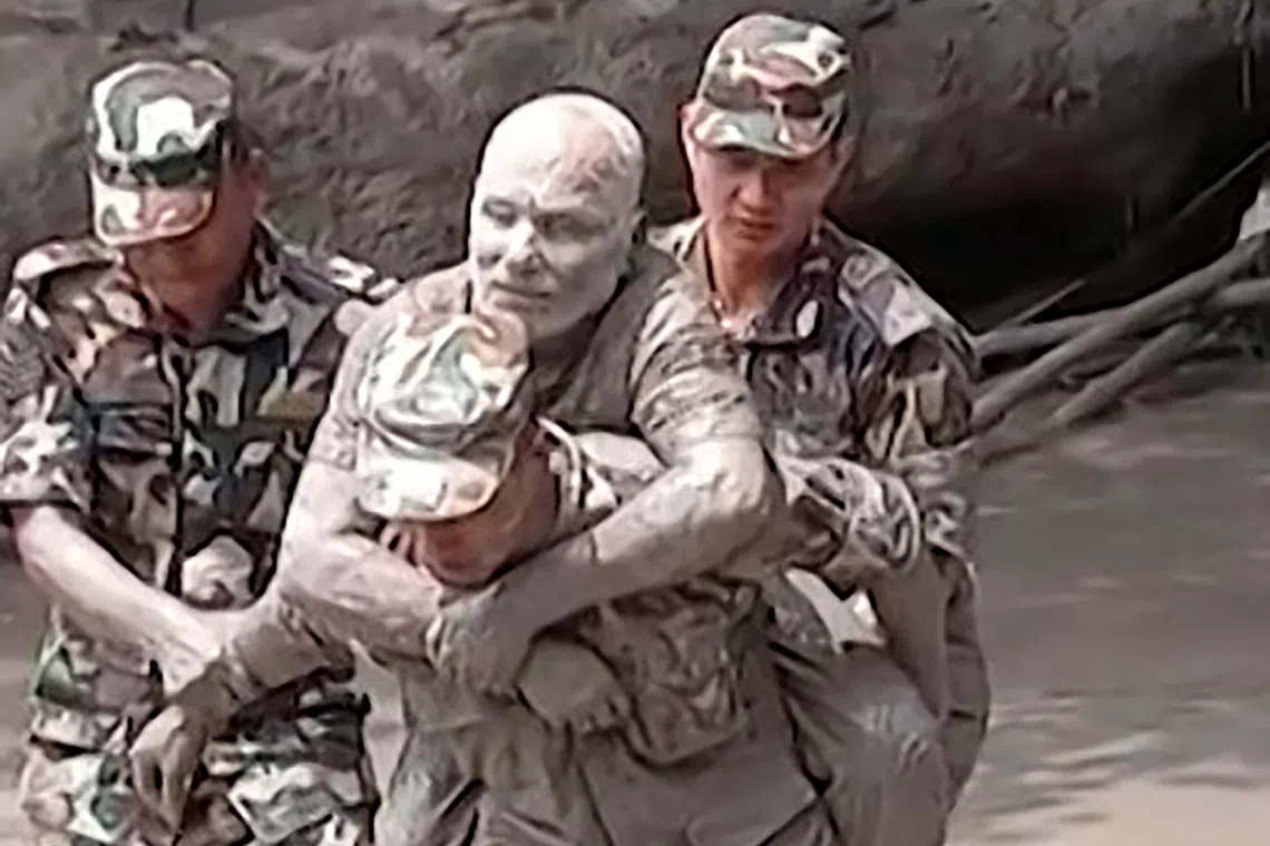 This handout video grab from a UGC footage of Nepal Army taken and released on August 26, 2026 shows a military personnel rescuing a man stranded by massive floods and landslides along the Nepal-Tibet border. A massive flood and landslide disaster unleashed on the Nepal-Tibet border killed nearly 100 on August 26 and left several hundred people missing, many of whom are foreign tourists. (Photo by Handout / Nepalese Army / AFP) / XGTY - RESTRICTED TO EDITORIAL USE - MANDATORY CREDIT « AFP PHOTO / Nepal Army » - NO MARKETING NO ADVERTISING CAMPAIGNS - DISTRIBUTED AS A SERVICE TO CLIENTS - NO ARCHIVE