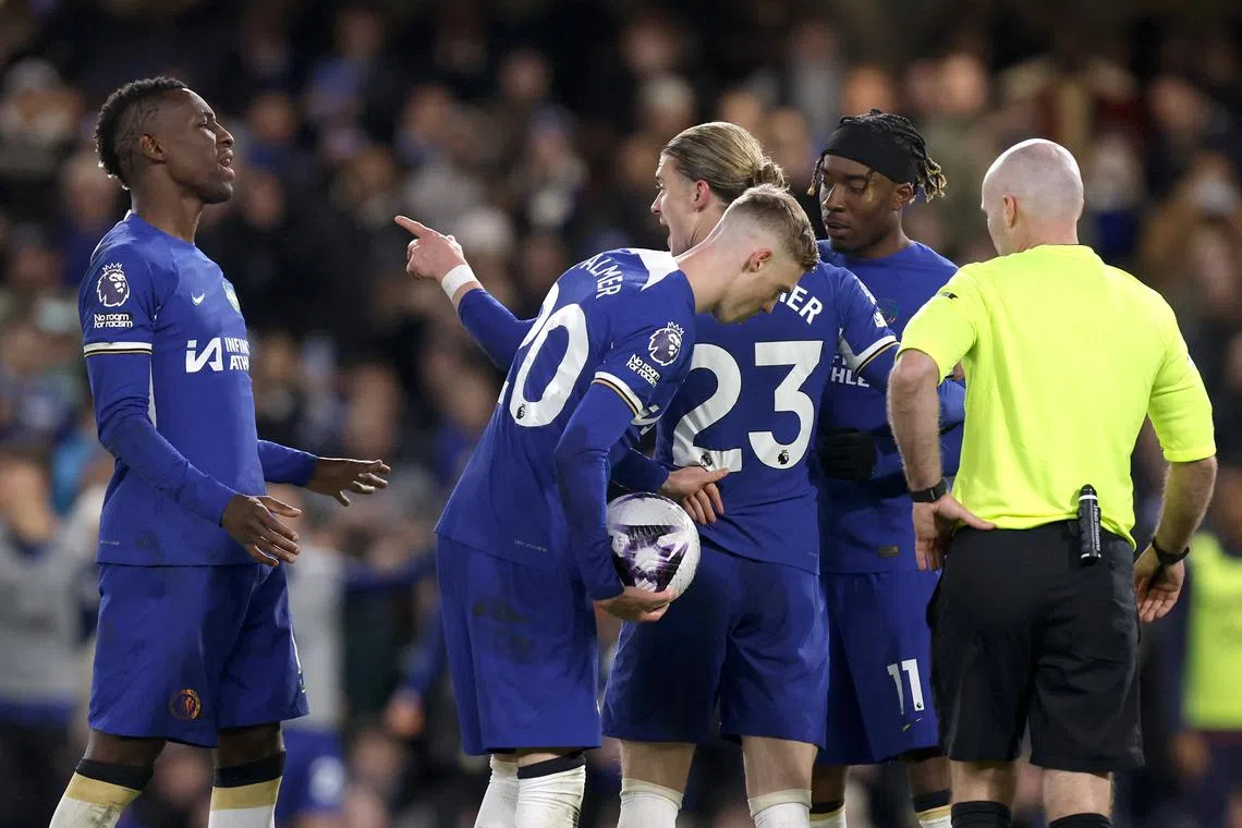 Soccer Football - Premier League - Chelsea v Everton - Stamford Bridge, London, Britain - April 15, 2024  Chelsea's Nicolas Jackson clashes with Noni Madueke as Conor Gallagher intervenes and Cole Palmer prepares to take the penalty Action Images via Reuters/Andrew Couldridge
