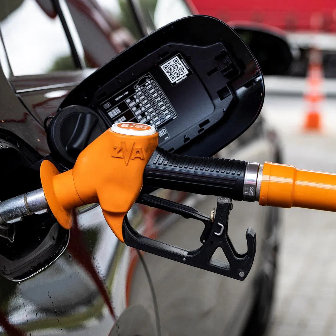 A petrol pump nozzle fills the tank of a car at a fuel station of Neftmagistral company in Moscow, Russia, September 8, 2023. REUTERS/Maxim Shemetov