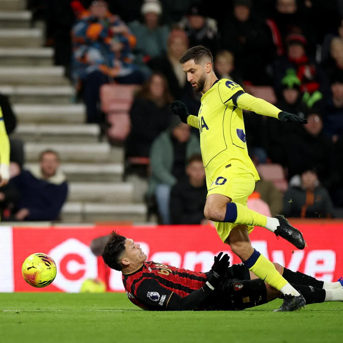Soccer Football - Premier League - AFC Bournemouth v Tottenham Hotspur - Vitality Stadium, Bournemouth, Britain - January 7, 2026 AFC Bournemouth's Evanilson in action with Tottenham Hotspur's Rodrigo Bentancur. REUTERS/Isabel Infantes