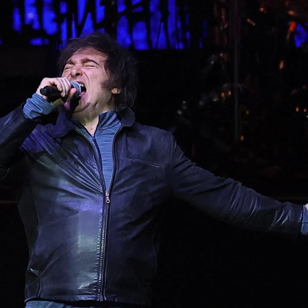 Argentine President Javier Milei sings with his band during the presentation of his book \"Construction of the Miracle\", at the Movistar Arena, in Buenos Aires, Argentina, October 6, 2025. REUTERS/Agustin Marcarian