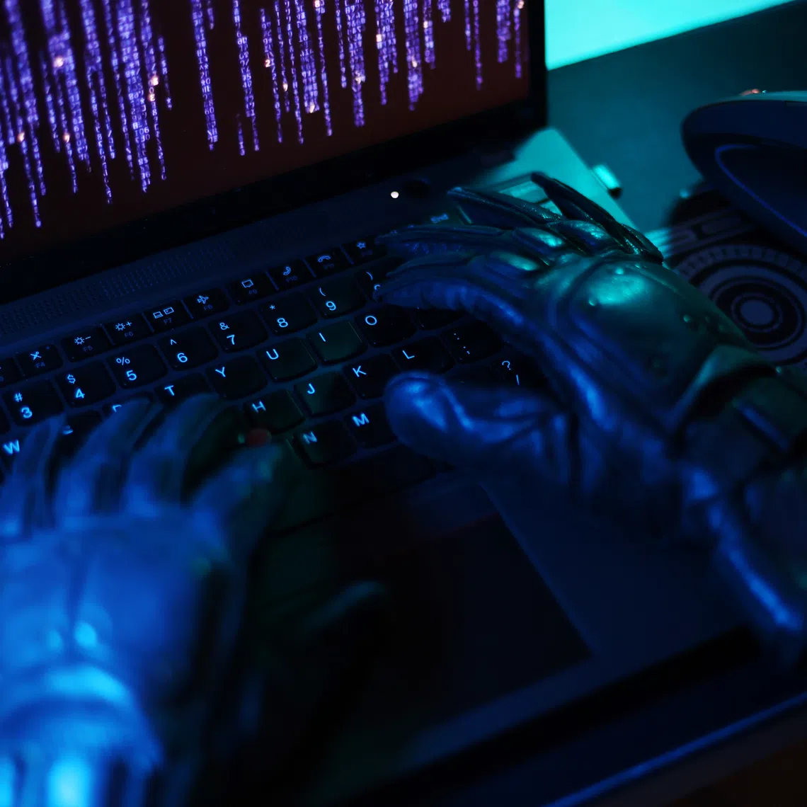 CMG20240725-HengYY03 / 王彦燕 / 犯罪示意图 ：Crime: Cyber crime concept. [SPH] Computer keyboard with hands in black gloves.Data theft stock photo.Hacker hand in glove.Thief stealing data from a laptop、scam、Online scam, scams, frauds, scammers, phishing, e-commerce scams 、phone scam、work scam 、Singapore dollars、滥用电脑、欺诈、意图、网络、科技犯罪、黑客、诈骗、恐袭