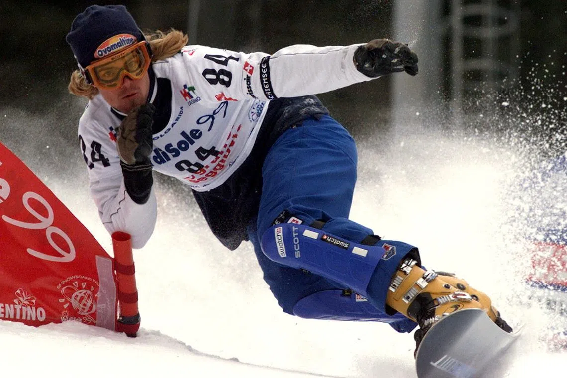 FILE PHOTO: Ueli Kestenholz from Switzerland passes a gate during qualification for the men's duel slalom World Championships ISF (International Snowboarding Federation) in Val di Sole, Italy January 28. SR/File Photo