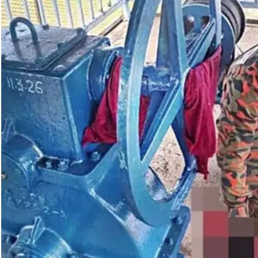 Investigations showed that the victim’s headscarf had been entangled in the gate roller.