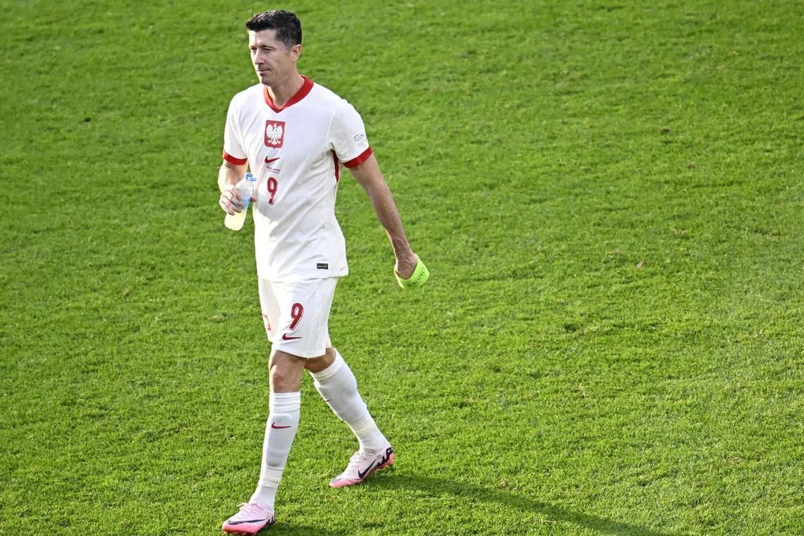 Soccer Football - Euro 2024 - Group D - Poland v Austria - Berlin Olympiastadion, Berlin, Germany - June 21, 2024 Poland's Robert Lewandowski looks dejected after the match REUTERS/Fabian Bimmer