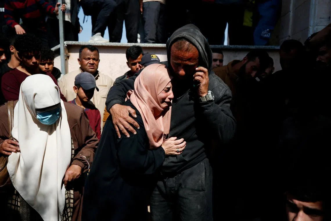 Mourners react next to the bodies of Palestinians killed in an Israeli strike, in the northern Gaza Strip March 15, 2025. REUTERS/Mahmoud Issa