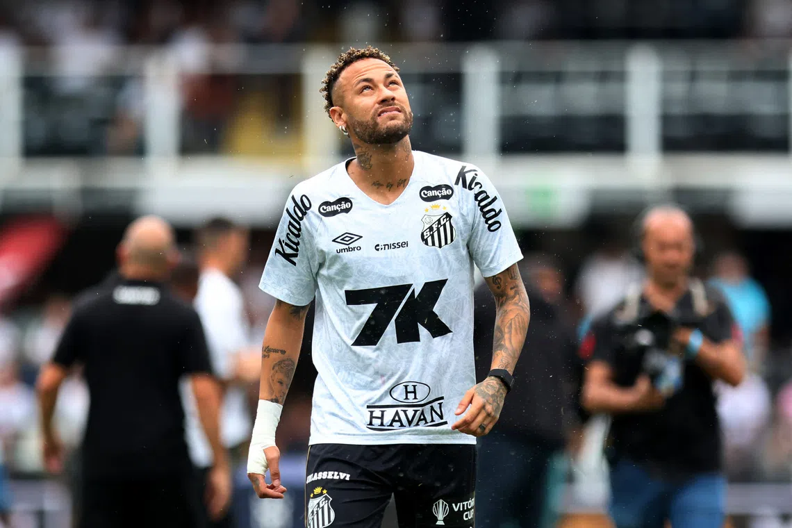 Soccer Football - Brasileiro Championship - Santos v Cruzeiro - Estadio Urbano Caldeira, Santos, Brazil - December 7, 2025 Santos' Neymar during the warm up before the match REUTERS/Thiago Bernardes