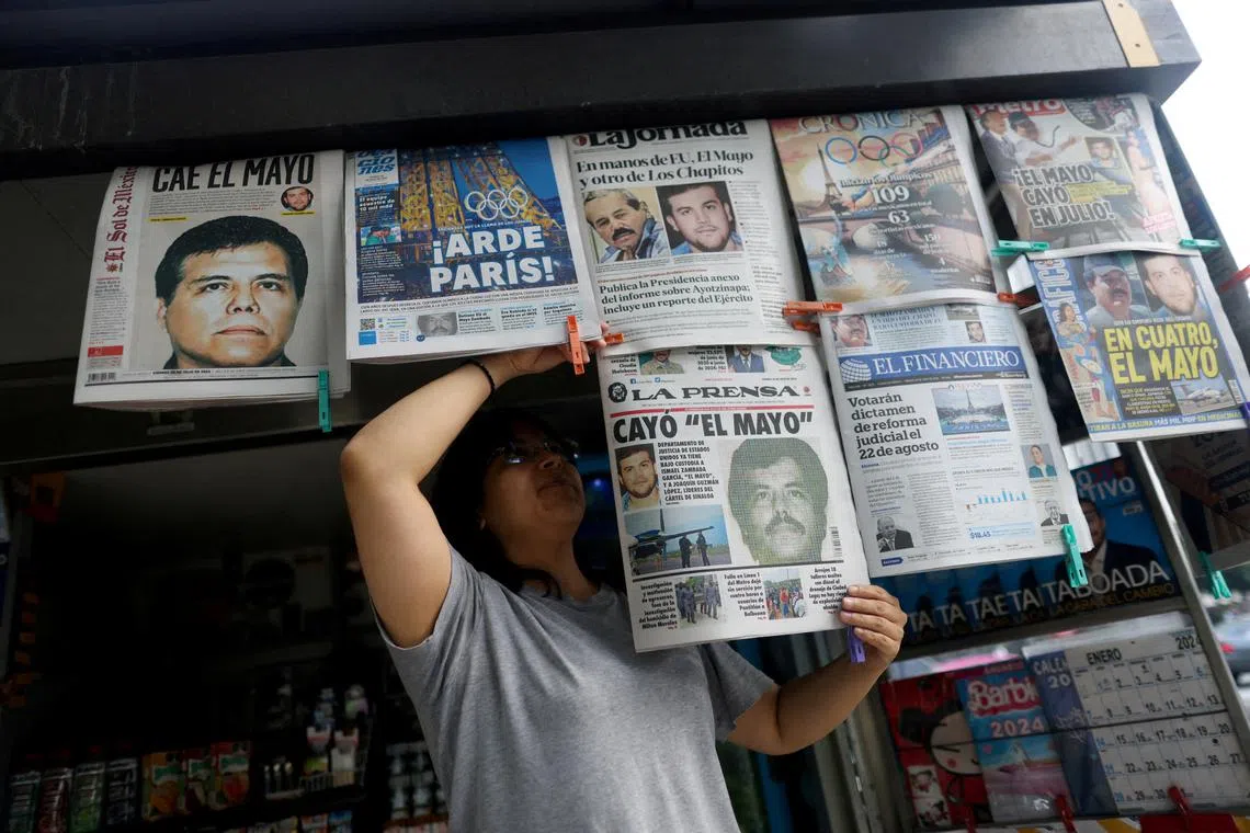FILE PHOTO: A newspaper seller arranges newspapers reporting the El Paso, Texas, U.S., arrest of Mexican drug lord Ismael \"El Mayo\" Zambada and Joaquin Guzman Lopez, \"El Chapo\" Guzman's son, in Mexico City, Mexico July 26, 2024. REUTERS/Gustavo Graf/File Photo