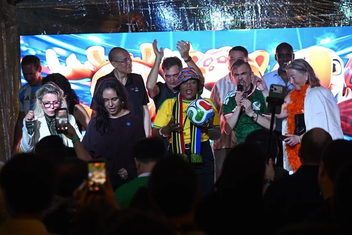 High Commissioner of South Africa to Singapore Madiepetsane Charlotte Lobe (in yellow top) and Ambassador of Mexico to Singapore Agustin Garcia-Lopez Loaeza (in green top) demonstrated their friendship by cheering and dancing on stage.