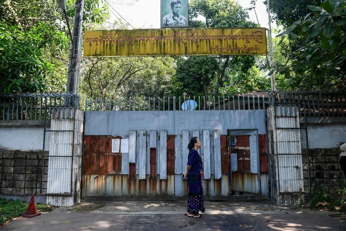 After calling for bids starting from 297 billion kyats – around US$140 million at the official exchange rate – and getting no response, the auctioneer called off the sale.
