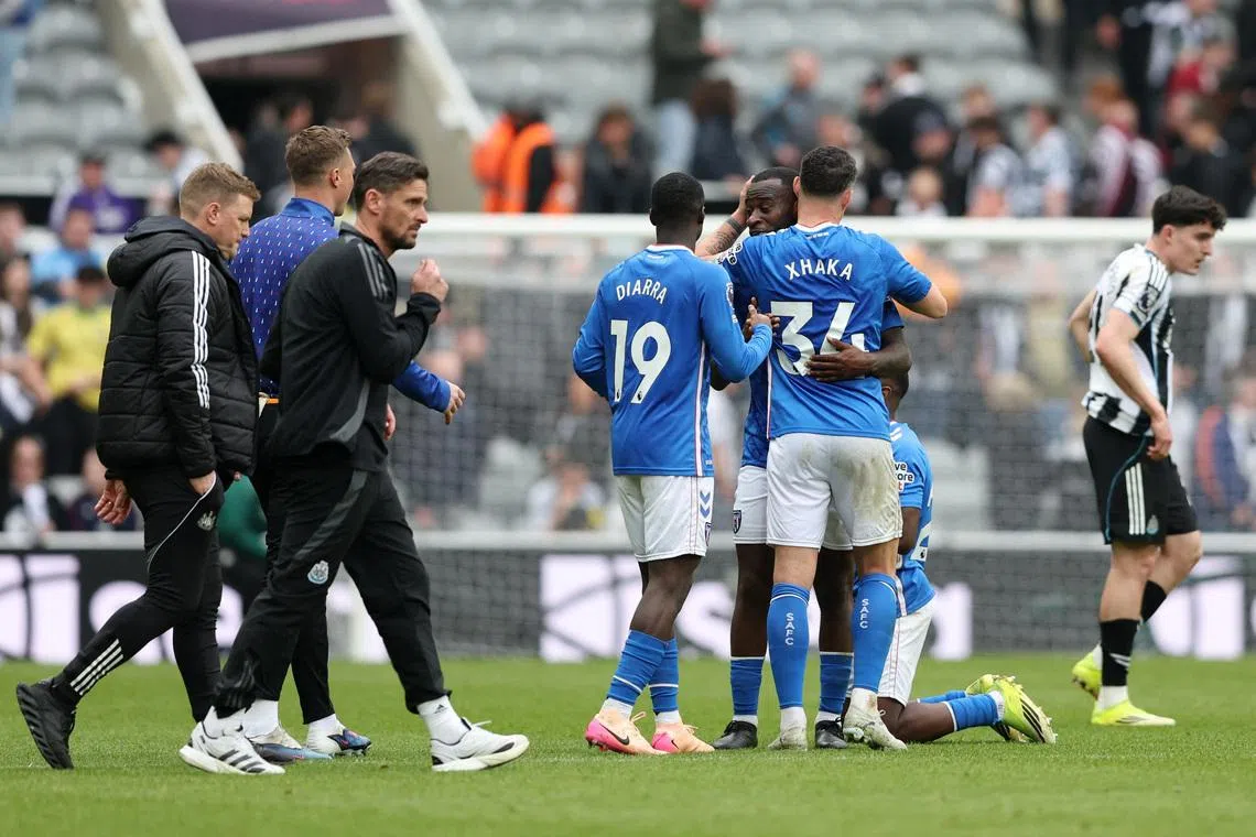 Soccer Football - Premier League - Newcastle United v Sunderland - St James' Park, Newcastle, Britain - March 22, 2026  Sunderland's Granit Xhaka and Lutsharel Geertruida celebrate after the match as Newcastle United manager Eddie Howe looks dejected REUTERS/Scott Heppell