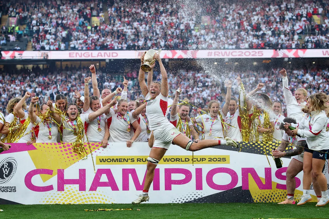 Rugby Union - Women's World Cup 2025 - Final - Canada v England - Allianz Stadium, Twickenham, London, Britain - September 27, 2025 England's Zoe Aldcroft lifts the trophy as she celebrates with teammates after winning the final Action Images via Reuters/Andrew Boyers