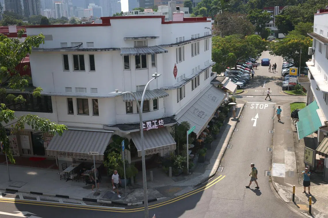ST20231027_202383177810/eqtiong04/Eunice Quek/Jason Quah
Toast Box at Seng Poh Road in Tiong Bahru seen on Oct 27, 2023. // Feature on the Tiong Bahru area and changes in F&B.