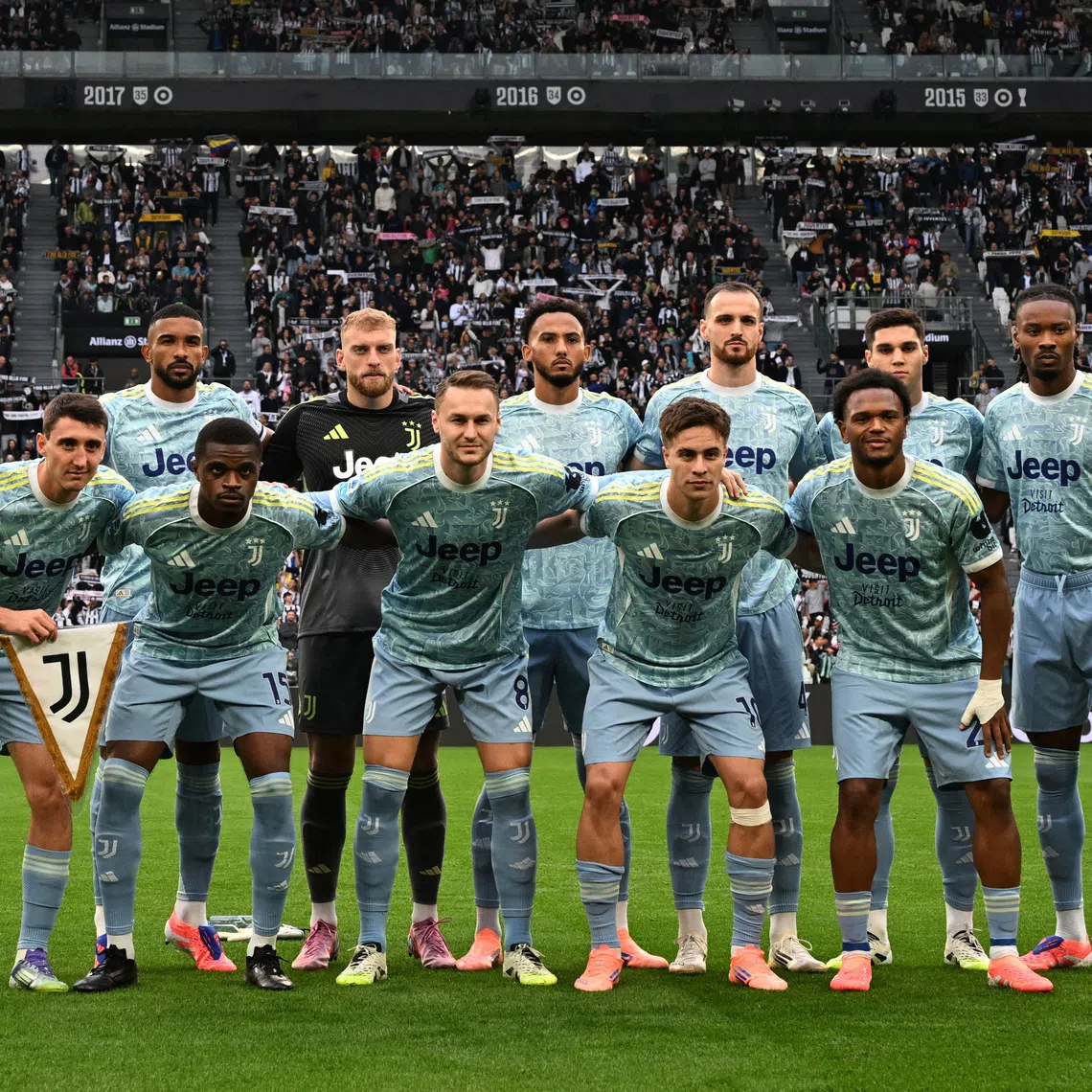 Soccer Football - Serie A -  Juventus v Atalanta - Allianz Stadium, Turin, Italy - September 27, 2025 Juventus players pose for a team group photo before the match. REUTERS/Jennifer Lorenzini