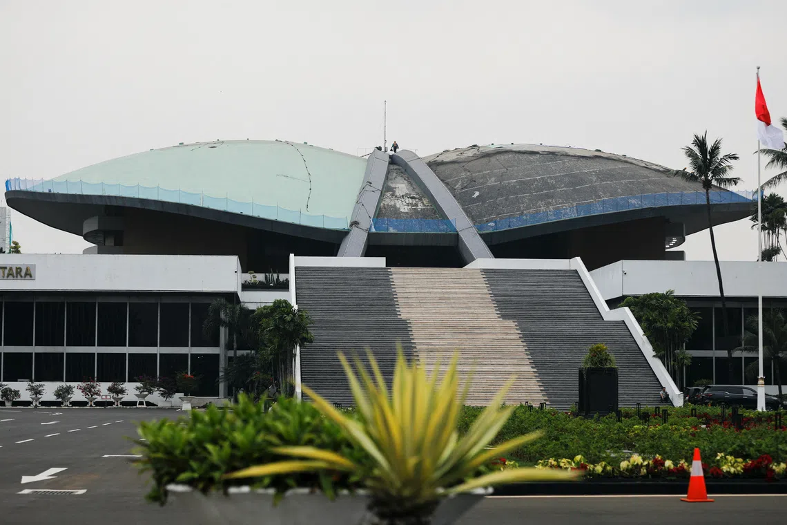 FILE PHOTO: A worker walks on the roof of Indonesian Parliament Building in Jakarta, Indonesia, December 5, 2022. REUTERS/Willy Kurniawan/File Photo