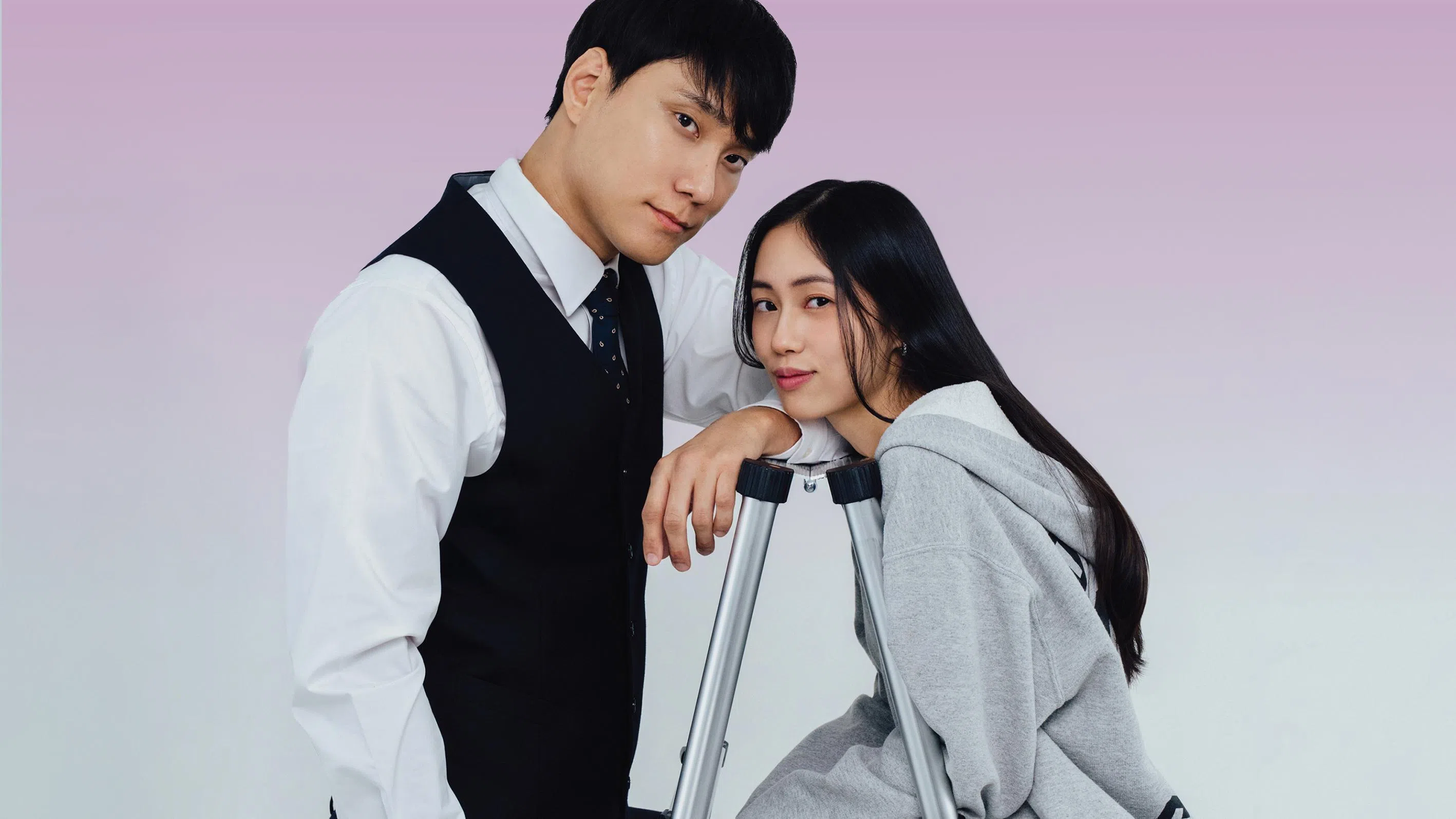 Park Min-Kyu (left) and Nicole Lee in the romcom microdrama One Year Love.