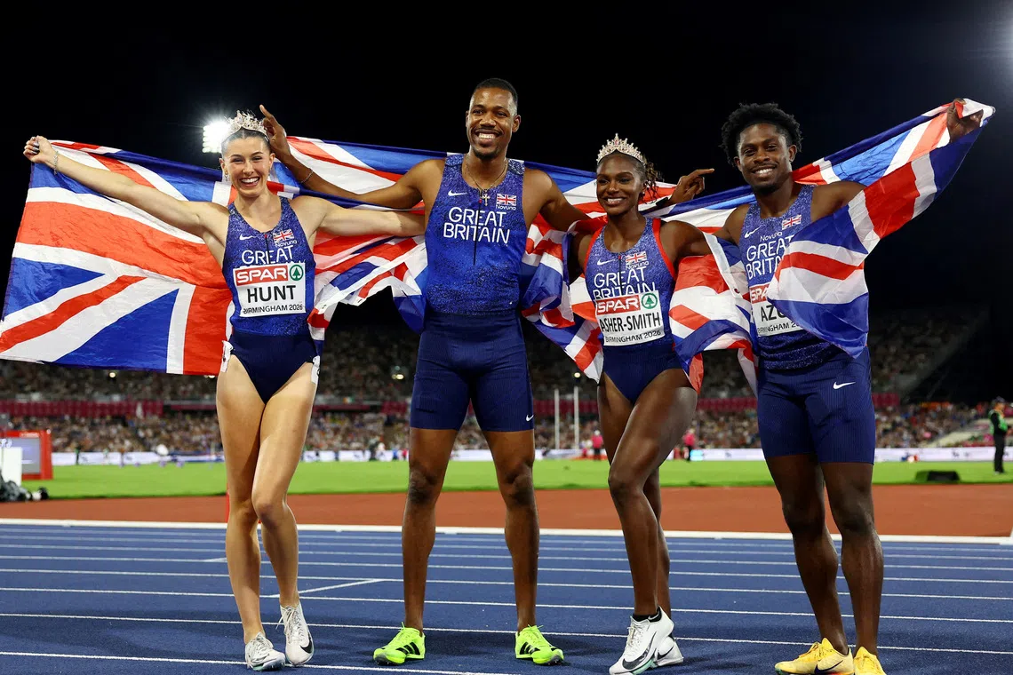 Athletics - European Athletics Championships - Alexander Stadium, Birmingham, Britain - August 16, 2026 Great Britain's Amy Hunt, Jeremiah Azu, Dina Asher-Smith and Zharnel Hughes celebrates after winning the gold medal in the 4x100m mixed relay final REUTERS/Peter Cziborra
