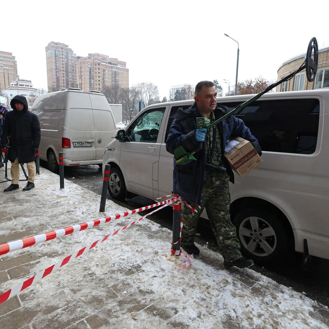 An investigator works outside a residential building where the assassination attempt on Russian Lieutenant General Vladimir Alexeyev took place in Moscow, Russia February 6, 2026. REUTERS/Anastasia Barashkova