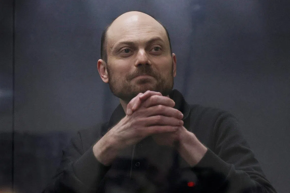 Jailed Russian opposition figure Vladimir Kara-Murza gestures as he stands behind a glass wall of an enclosure for defendants during a court hearing to consider an appeal against his prison sentence, in Moscow, Russia July 31, 2023. REUTERS/Maxim Shemetov/ File Photo