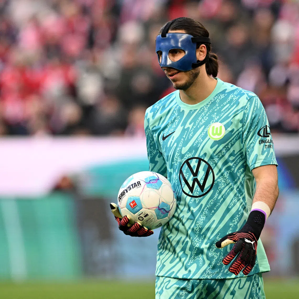 FILE PHOTO: Soccer Football - Bundesliga - Bayern Munich v VfL Wolfsburg - Allianz Arena, Munich, Germany - January 18, 2025 VfL Wolfsburg's Kamil Grabara holds the ball during the match REUTERS/Angelika Warmuth/File Photo