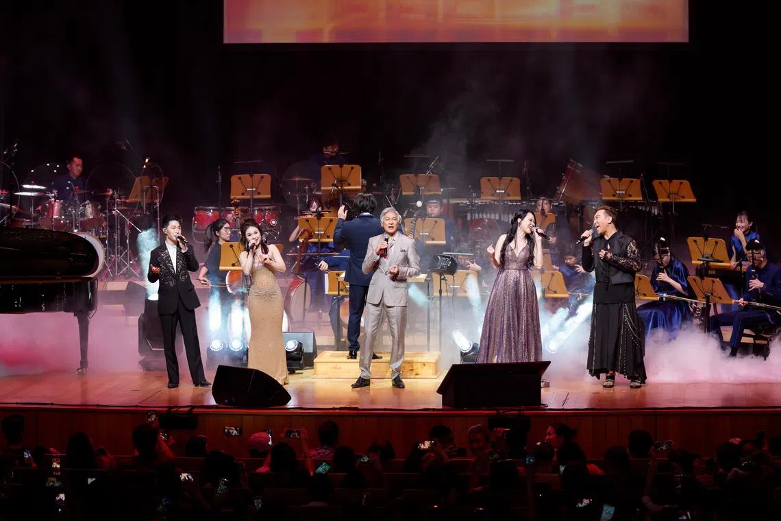 Dick Lee (centre) joins (from left) Lennerd Lim, Jessie Yeong, Skye Sirena and Wysom Wong in an encore.