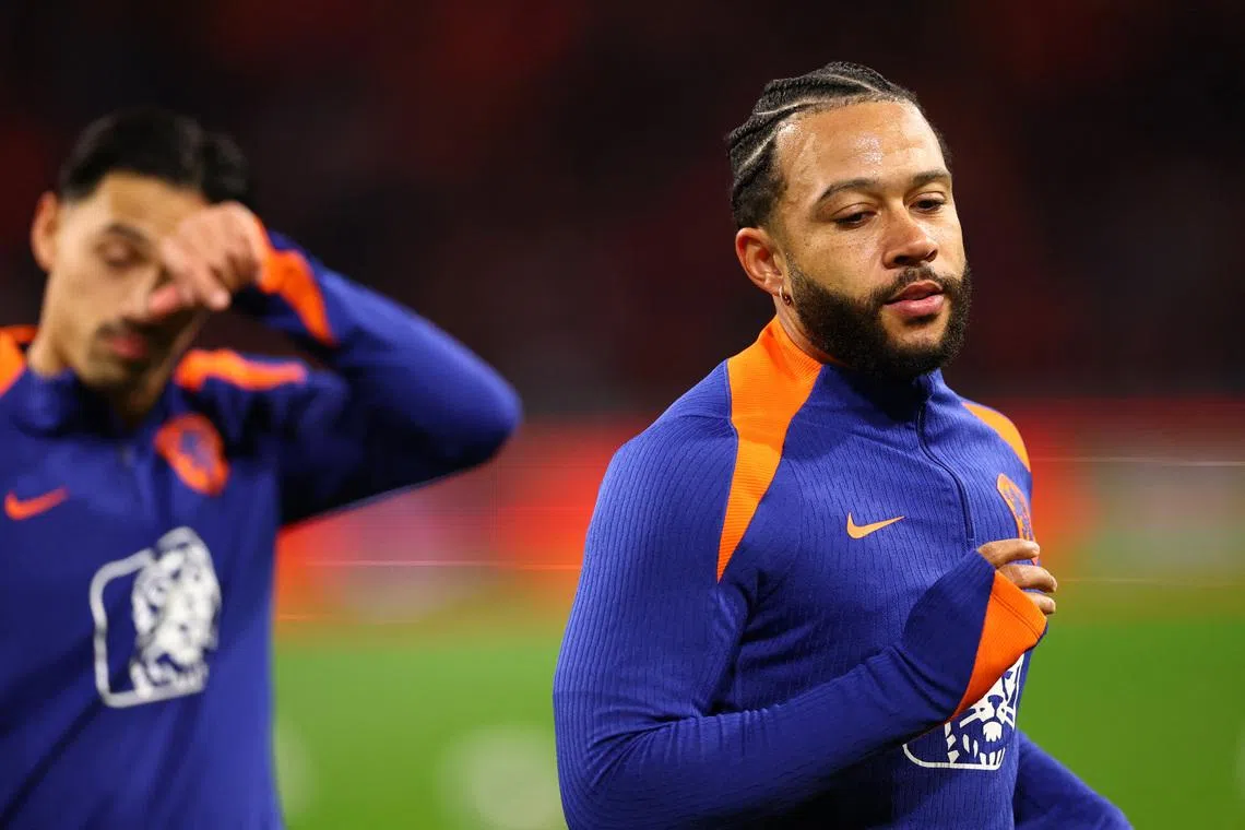 Soccer Football - World Cup - UEFA Qualifiers - Group G - Netherlands v Lithuania - Johan Cruijff Arena, Amsterdam, Netherlands - November 17, 2025 Netherlands' Memphis Depay during the warm up before the match REUTERS/Piroschka Van De Wouw