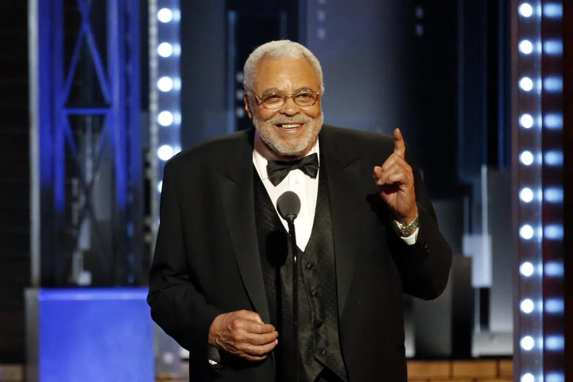 FILE PHOTO: 71st Tony Awards – Show – New York City, U.S., 11/06/2017 - James Earl Jones - Tony Lifetime Achievement. REUTERS/Carlo Allegri/File Photo