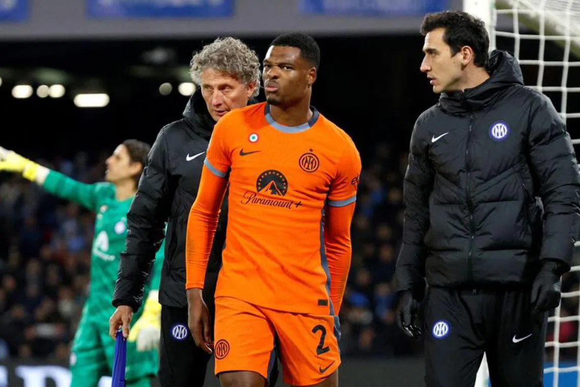 FILE PHOTO: Soccer Football - Serie A - Napoli v Inter Milan - Stadio Diego Armando Maradona, Naples, Italy - December 3, 2023 Inter Milan's Denzel Dumfries is substituted after sustaining an injury REUTERS/Ciro De Luca/File Photo