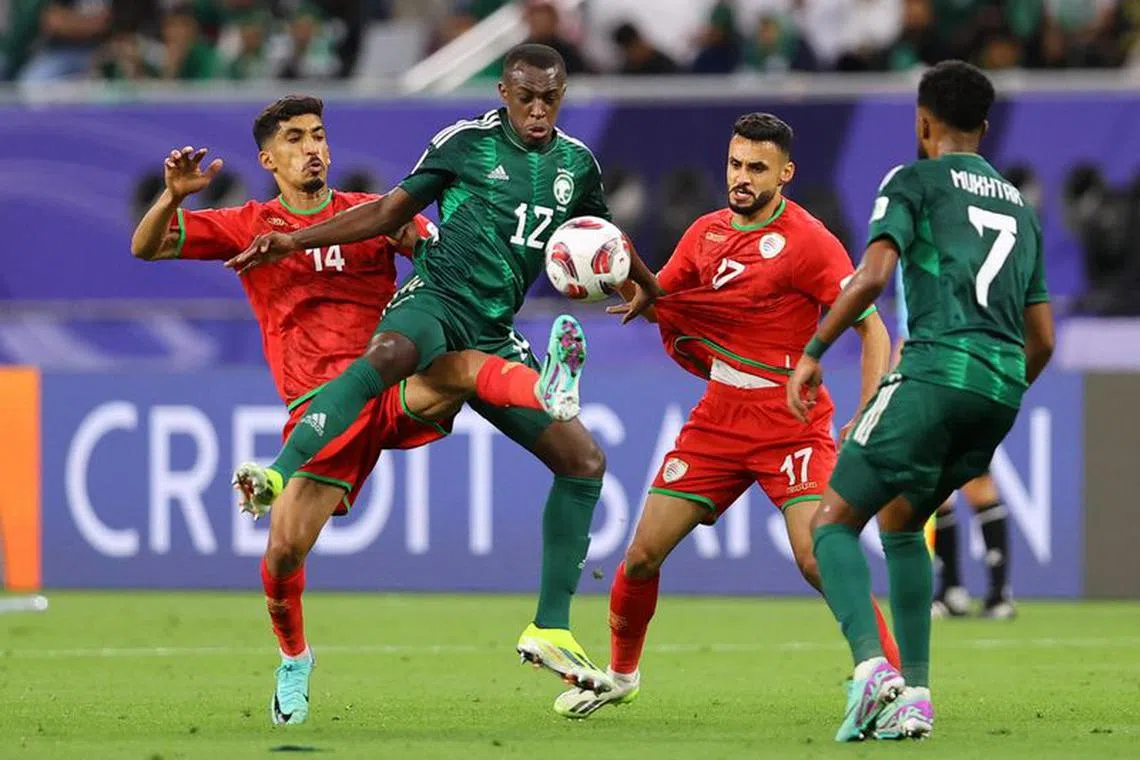 Soccer Football - AFC Asian Cup - Group F - Saudi Arabia v Oman - Khalifa International Stadium, Al Rayyan, Qatar - January 16, 2024 Saudi Arabia's Mukhtar Ali and Saud Abdulhamid in action with Oman's Ahmed Al Kaabi and Ali Al-Busaidi REUTERS/Ibraheem Al Omari