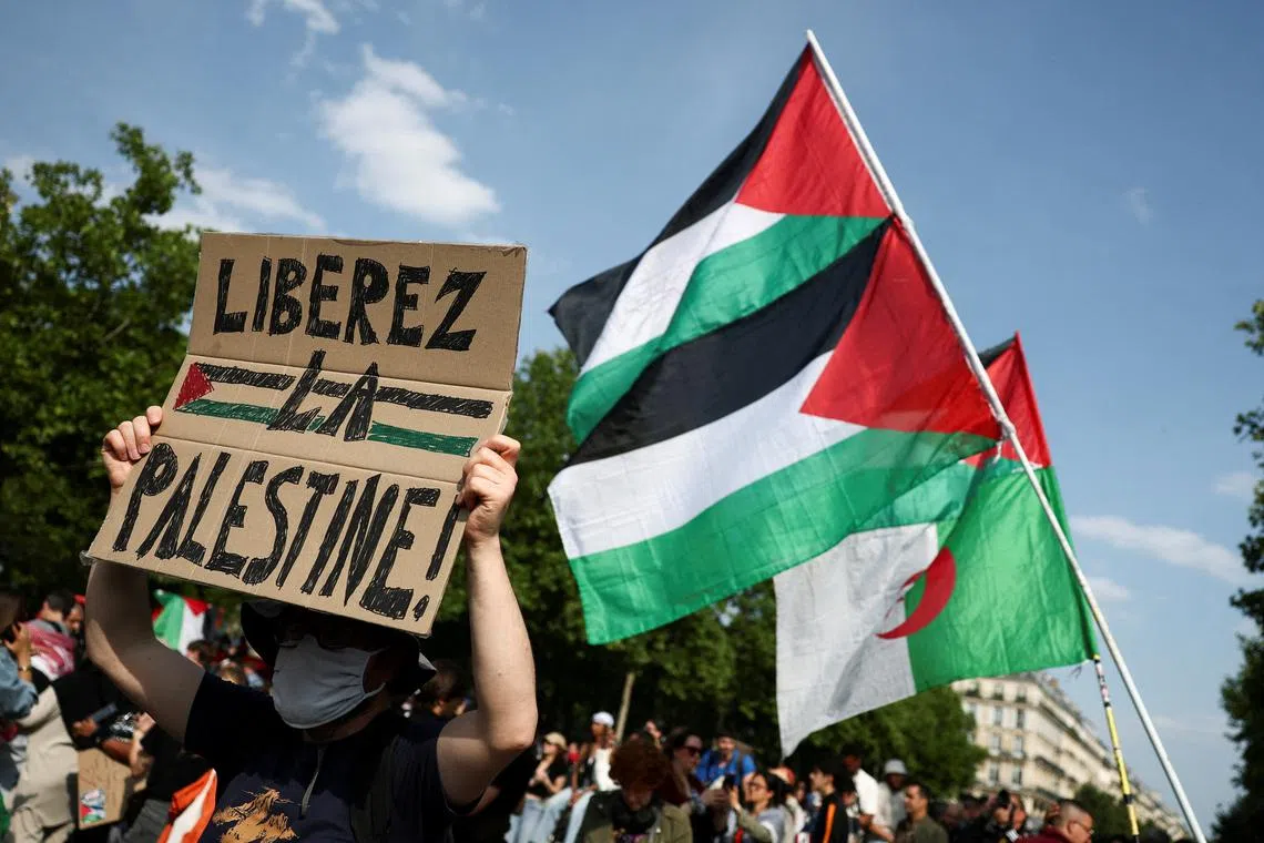 FILE PHOTO: A man holds a placard reading \"Free Palestine\" during a demonstration at the Place de la Republique in Paris, France June 9, 2025. REUTERS/Sarah Meyssonnier/File Photo