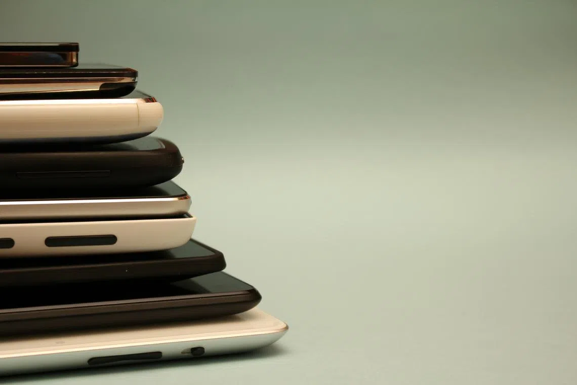 Two states offer districts incentives to restrict phones. Another seven recommend local districts enact their own restrictions.