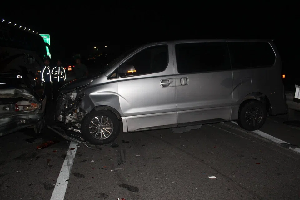 Expressway crash involving multiple vehicles