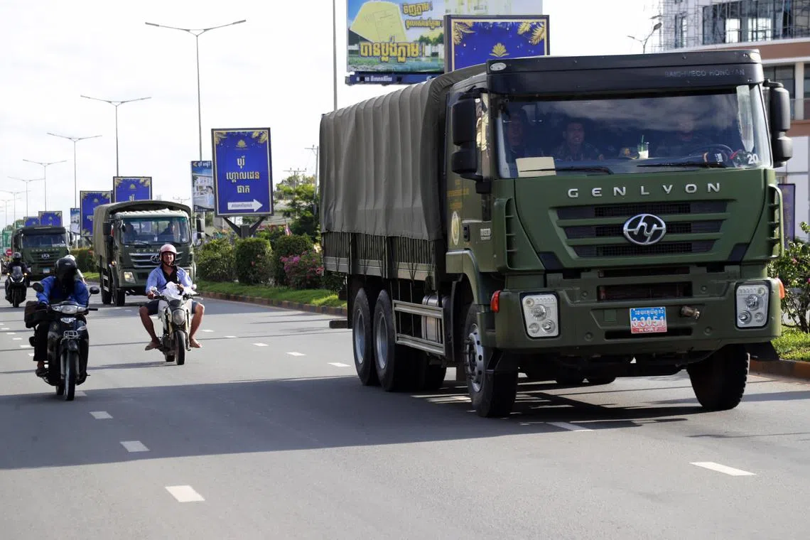 epa12140813 Cambodian soldiers drive military trucks in Phnom Penh, Cambodia, 28 May 2025. An exchange of gunfire between Cambodian and Thai troops along their disputed border resulted in the death of one Cambodian soldier, according to the Cambodian defense ministry.  EPA-EFE/KITH SEREY