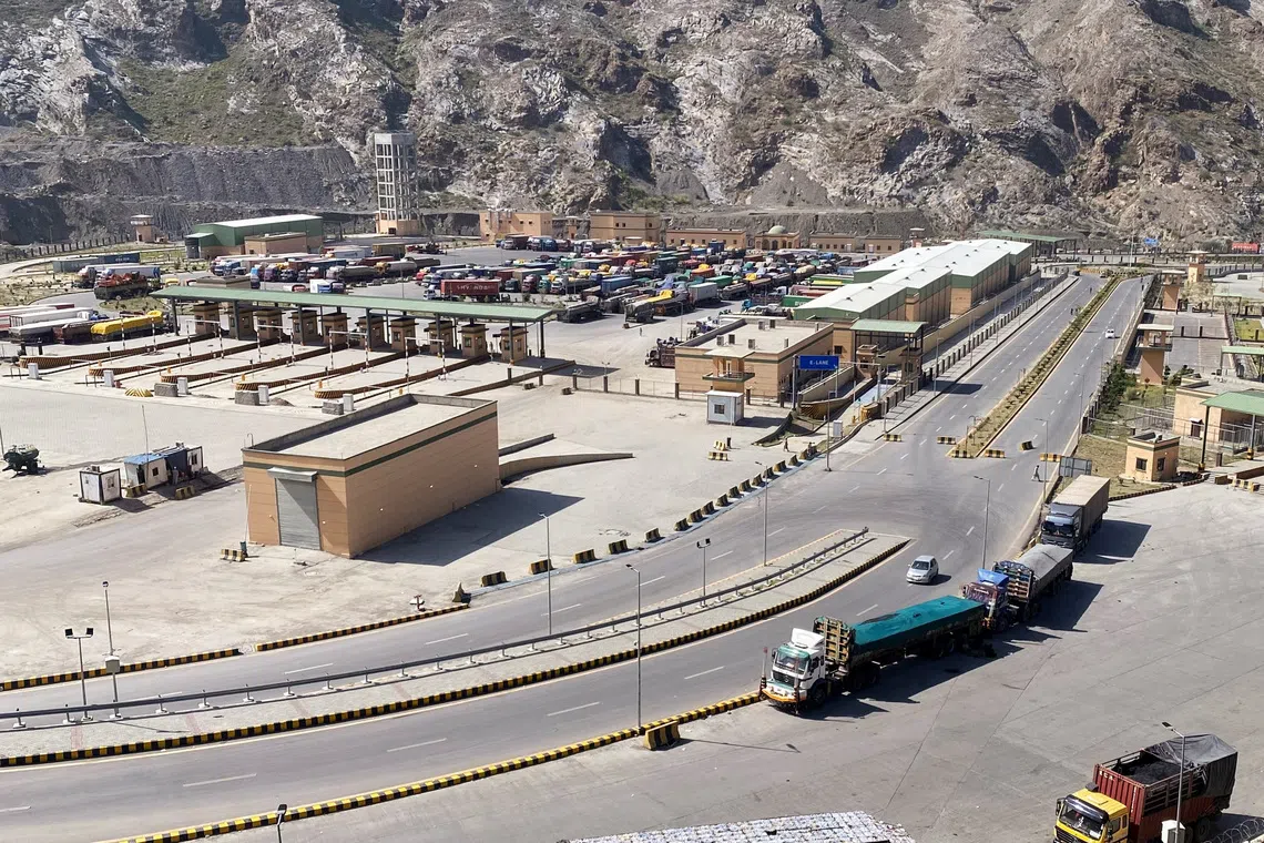 Trucks stand parked at the Torkham border crossing, after Pakistan closed border crossings with Afghanistan, following exchanges of fire between the forces of the two countries, in Torkham, Pakistan, October 12, 2025. REUTERS/Shahid Shinwari
