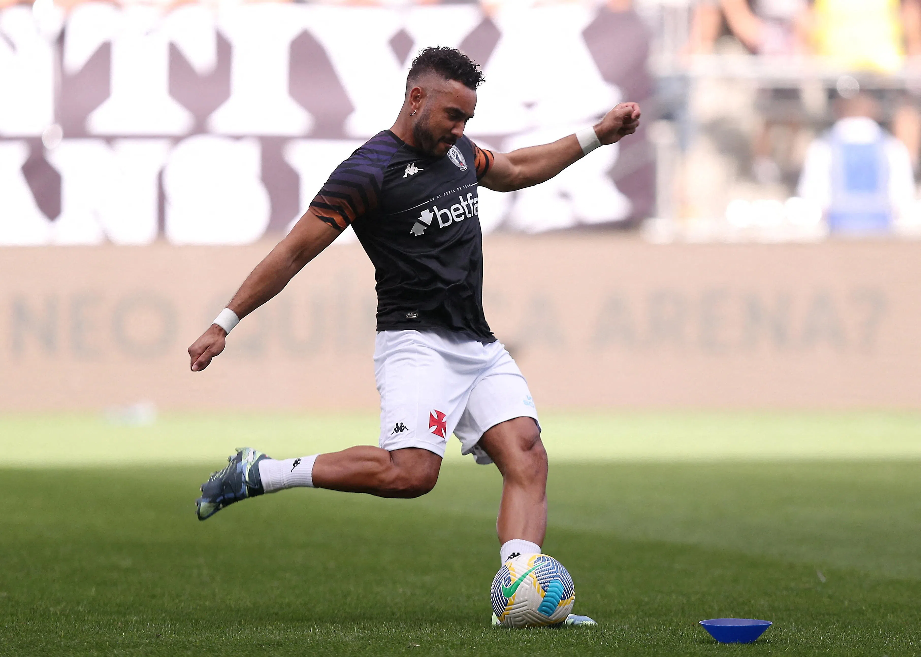 FILE PHOTO: Soccer Football - Brasileiro Championship - Corinthians v Vasco da Gama - Neo Quimica Arena, Sao Paulo, Brazil - November 24, 2024 Vasco da Gama's Dimitri Payet during the warm up before the match REUTERS/Carla Carniel/File Photo