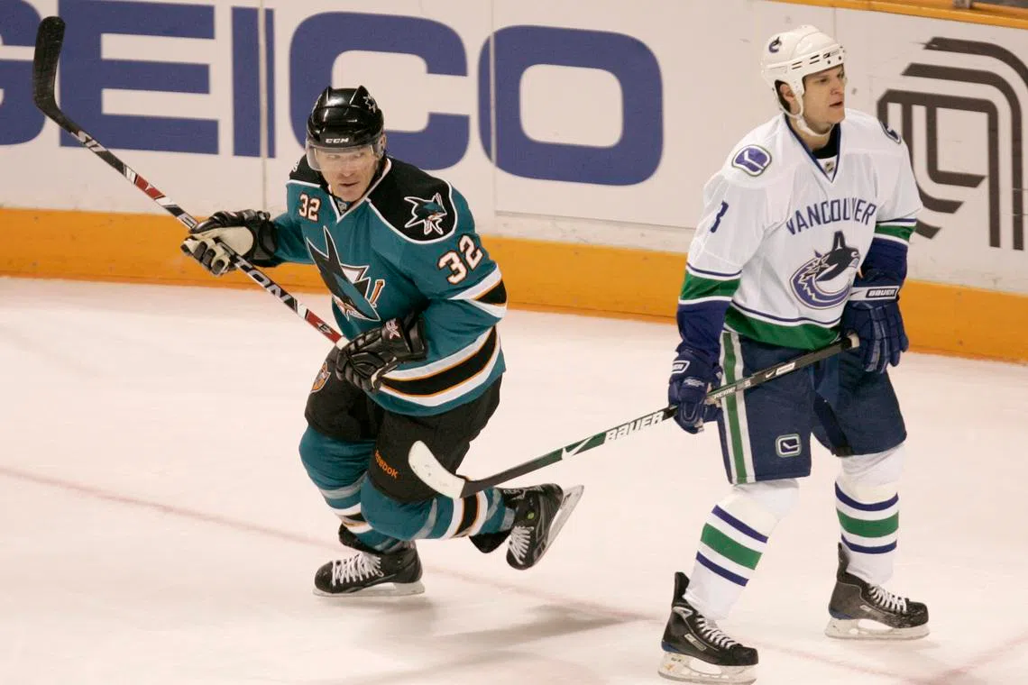 San Jose Sharks' Claude Lemieux (L) skates against Vancouver Canucks' Taylor Pyatt during the first period of their NHL hockey game in San Jose, California January 20, 2009. REUTERS/Robert Galbraith  (UNITED STATES)