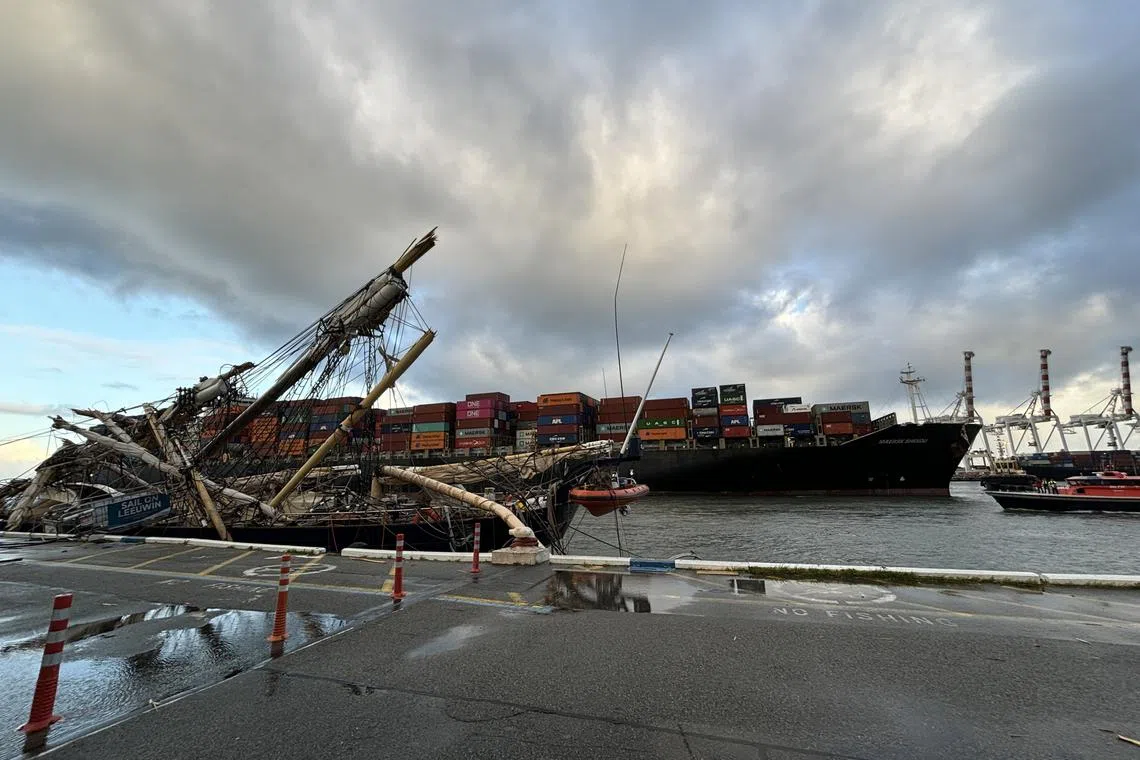 The mast of STS Leeuwin II (foreground) collapsed, and the hull of the Maersk Shekou (background) was also damaged due to the incident.