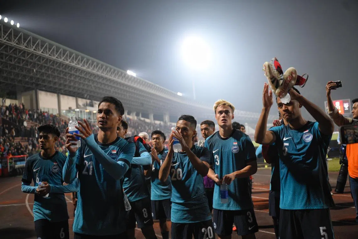 Singapore's Safuwan Baharudin (second from left) leads the players in thanking fans after the match action against Vietnam during the ASEAN Mitsubishi Electric Cup semi final second leg held at the Viet Tri Stadium in Phu Tho, Vietnam, on Dec 29, 2024.
