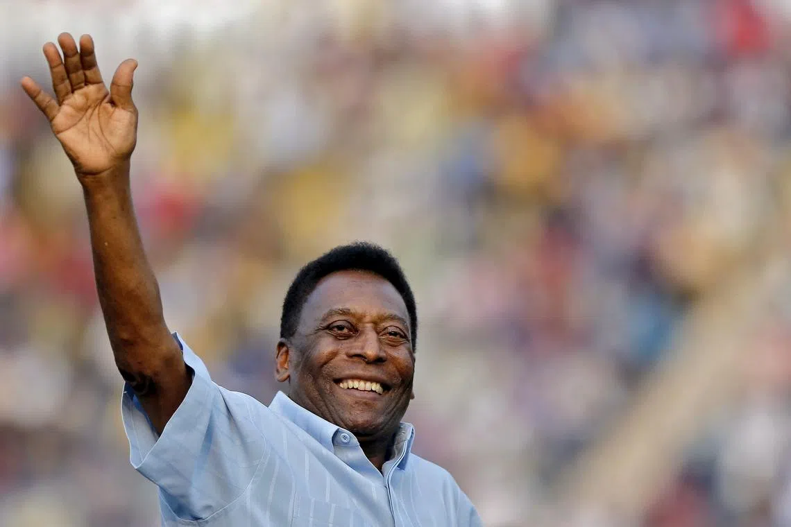 Legendary Brazilian soccer player Pele waves to the spectators before the start of under-17 boys' final soccer match of Subroto Cup tournament at Ambedkar stadium in New Delhi, India, October 16, 2015. 