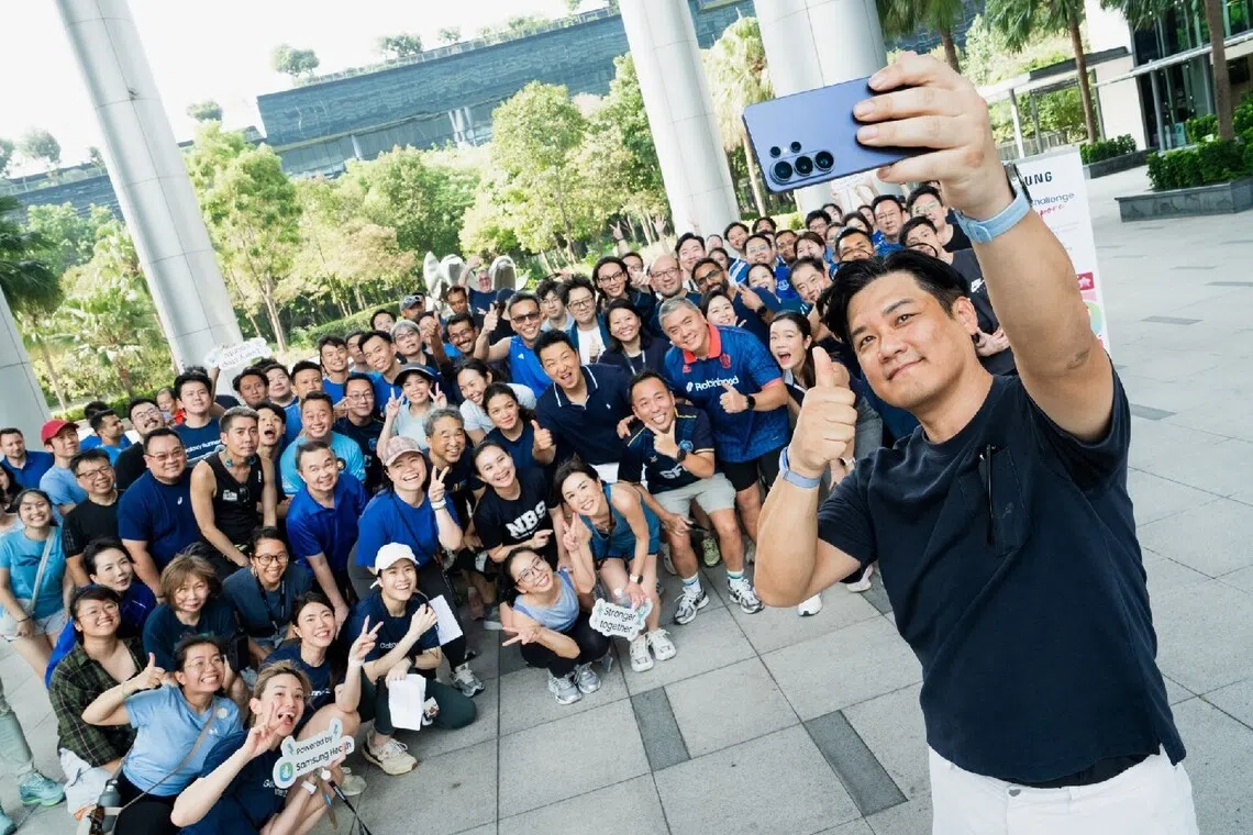 Samsung employees in a wefie with Samsung Electronics Singapore president Jeffrey Hahn