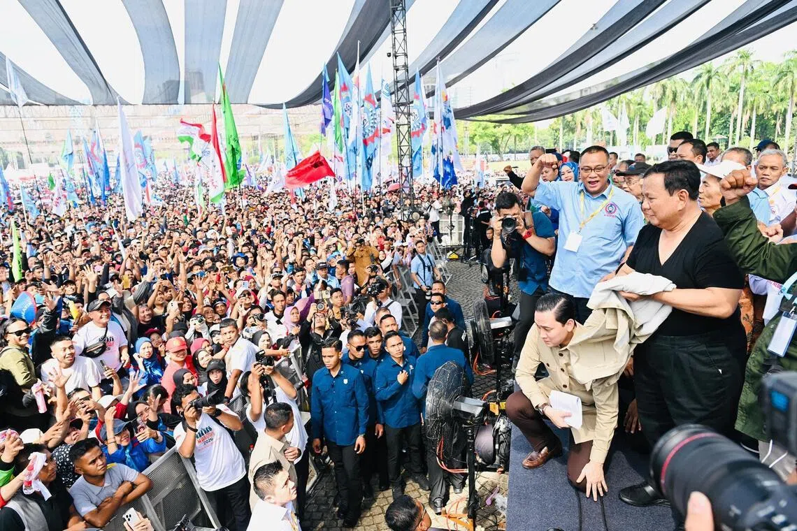 wypopulist - After delivering his speech, President Prabowo Subianto took off his brown, long-sleeved tactical shirt, revealing a black undershirt. He then stepped off the stage, immersing himself in a crowd of thousands to shake hands with the people.

Photo credit: Indonesia Presidential Palace