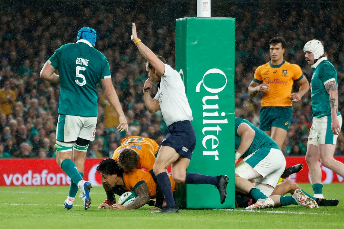 Rugby Union - Autumn Internationals - Ireland v Australia - Aviva Stadium, Dublin, Ireland - November 15, 2025 Australia's Len Ikitau scores their first try REUTERS/Clodagh Kilcoyne