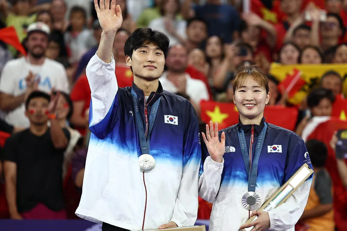 Paris 2024 Olympics - Badminton - Mixed Doubles Victory Ceremony - Porte de La Chapelle Arena, Paris, France - August 02, 2024. Silver medallists Won Ho Kim of South Korea and Na Eun Jeong of South Korea pose during the ceremony. REUTERS/Ann Wang