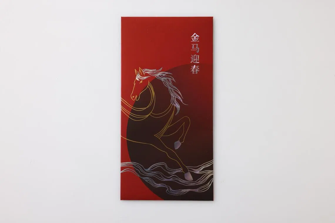 Um pacote vermelho de pérolas negras.