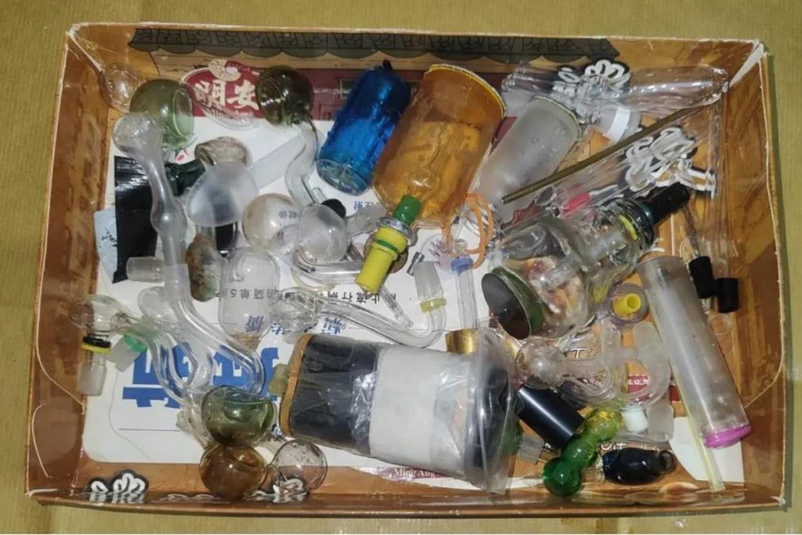 mccnb14 - (CNB): Controlled drugs including heroin and ‘Ice’, and various drug paraphernalia were seized in a CNB operation in the vicinity of Lorong 7 Toa Payoh on 11 April 2023. 

PHOTO: CENTRAL NARCOTICS BUREAU