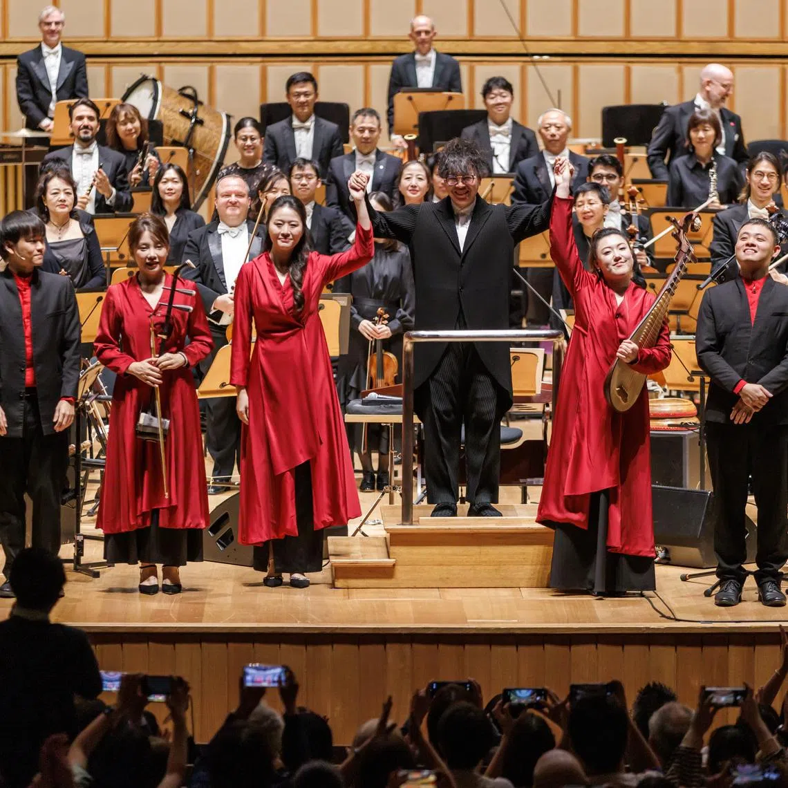 Singaporean conductor Wong Kah Chun led the Singapore Symphony Orchestra, with guest musicians from the Singapore Chinese Orchestra in his orchestration of Mussorgsky's Pictures At An Exhibition. 